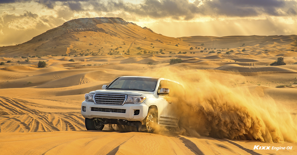 사막에서 운전하는 모습